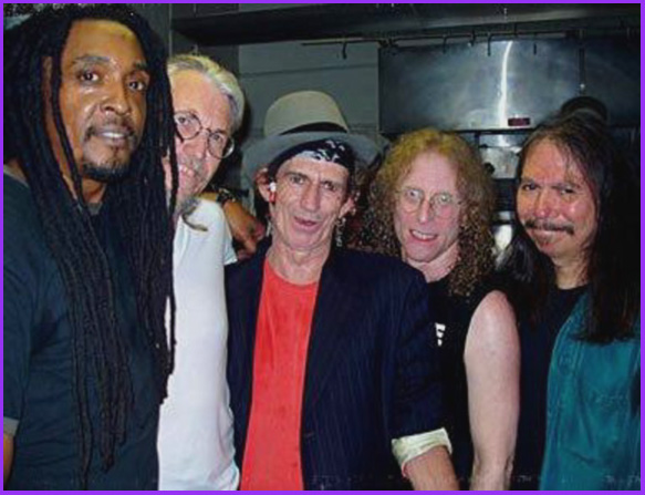 Bernard Fowler, Phil Jones, Keith Richards, Waddy Wachtel, Rick Rosas backstage 5/3/04