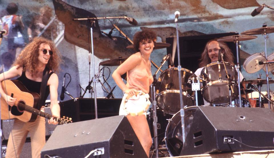 Waddy Wachtel, Linda Ronstadt, Brock Walsh 8/3/76 Oakland Coliseum (photo by Ron Draper)